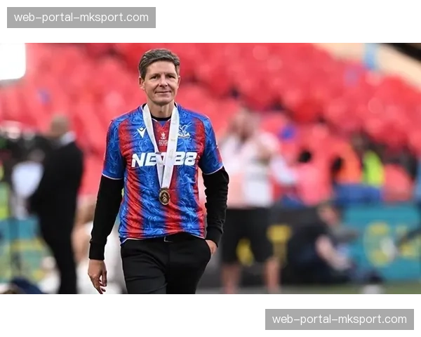 更衣室镜头：水晶宫主帅格拉斯纳在白板上详细讲解转换跑位路线