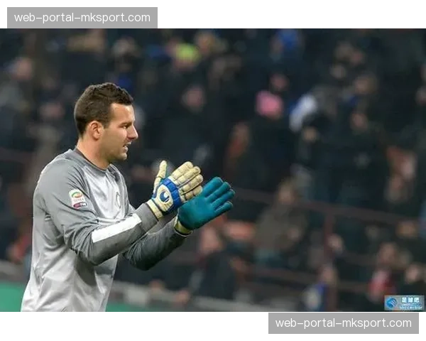 特写:前国际米兰队长汉达诺维奇现身梅阿查,接受球迷致敬掌声 特写:前国际米兰队长汉达诺维奇现身梅阿查,接受球迷致敬掌声