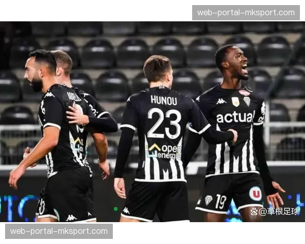 昂热与兰斯比赛因球迷向场内投掷烟火中断15分钟